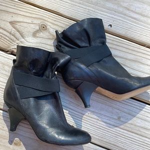 EUC- Latitude Femme Black Italian Leather Ankle Boots Size 5